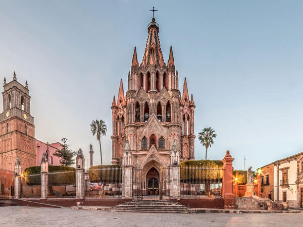 Entrada a la Parroquia de San Miguel Arcangel