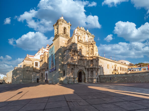 Atrio de la Basilica de Nuestra Señora de la Soledad