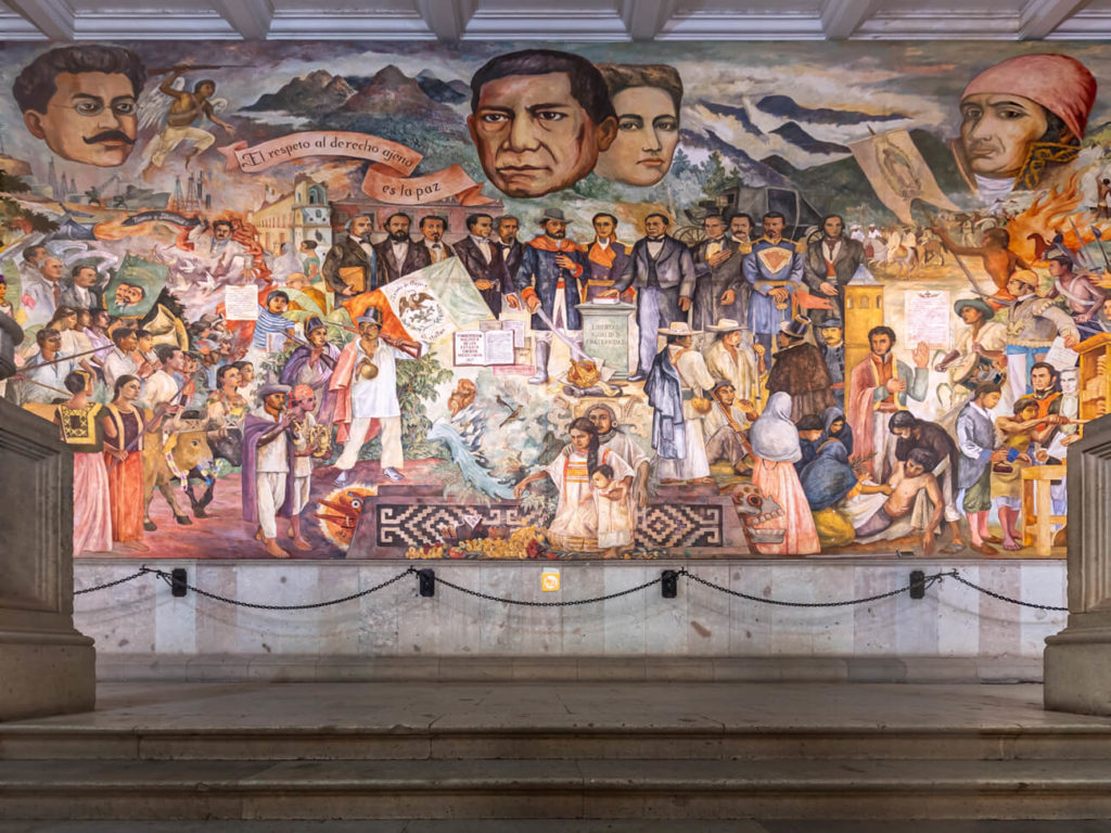 Mural en la escalera principal del Palacio de Gobierno de Oaxaca
