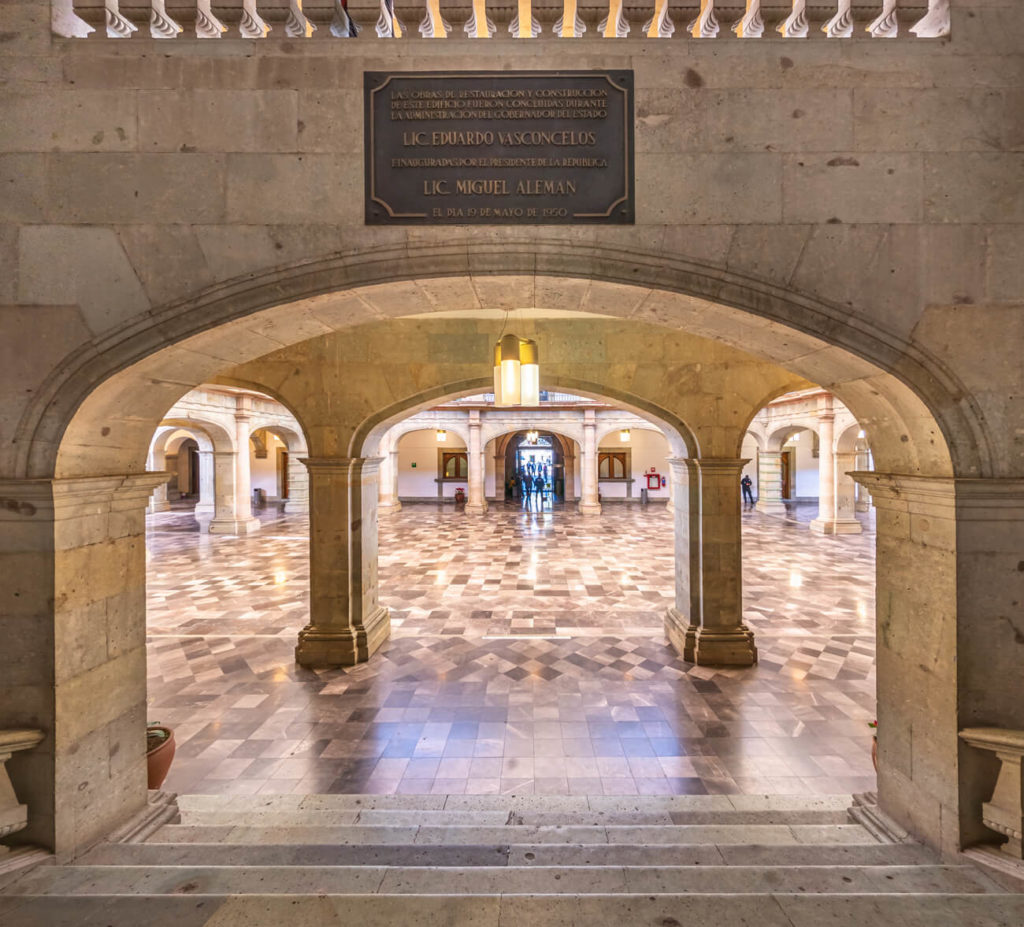 Placa alusiva a la reinauguración del Palacio de Gobierno de Oaxaca