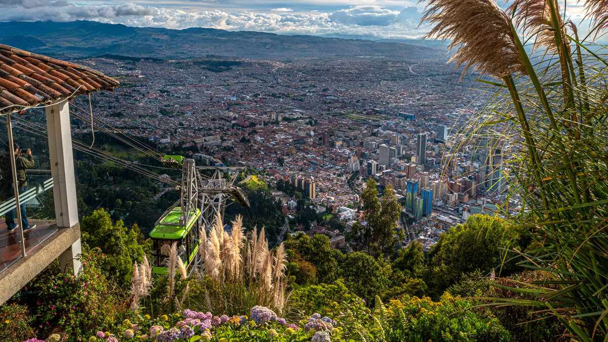 Funicular llegando a la cima del Cerro de Monserrate en Bogotá, Colombia