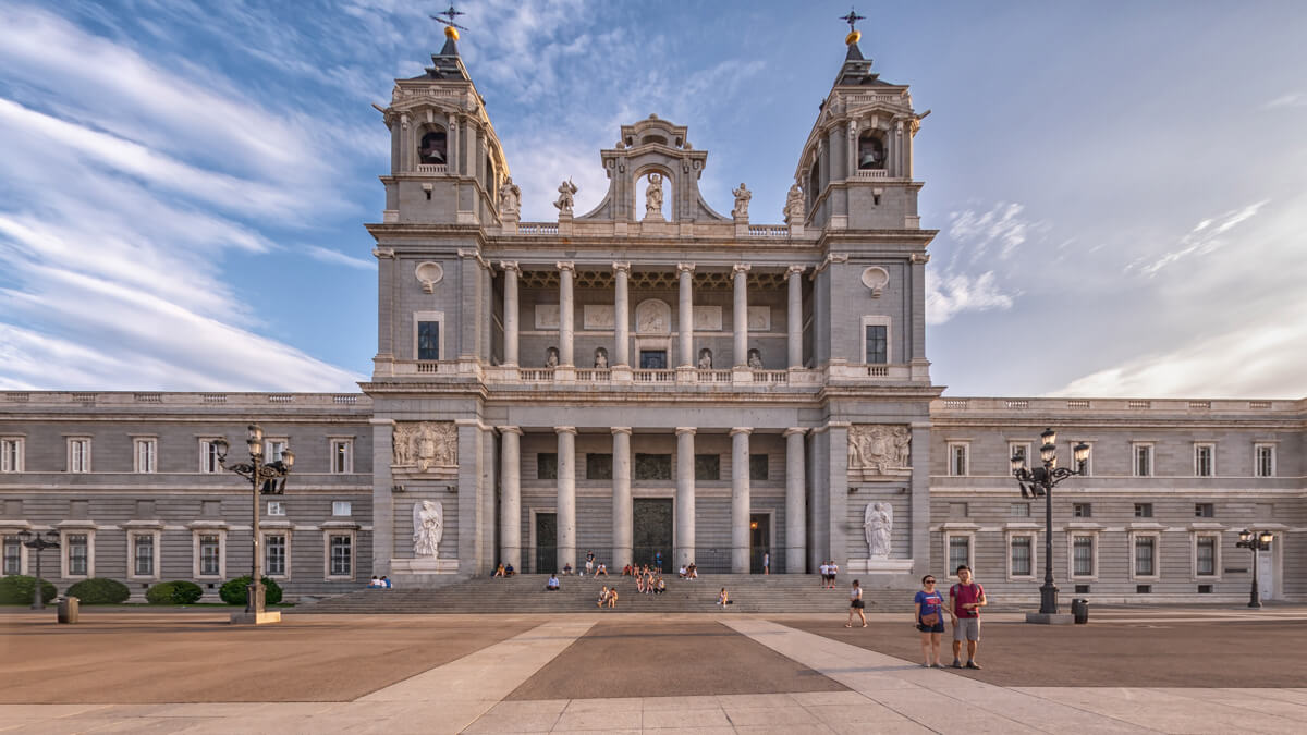 Exterior de la Catedral de Santa María La Real frente al Palacio Real