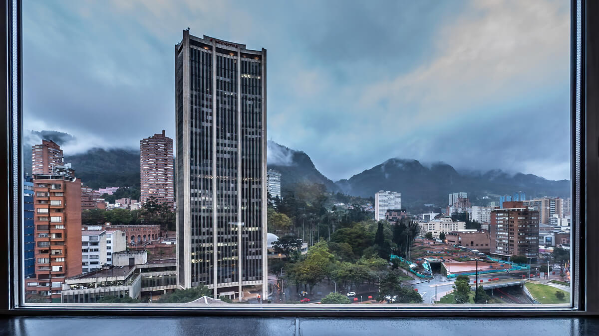 Vista del Cerro de Monserrate y de un edificio de oficinas desde luna ventana del Hatel Tequendama