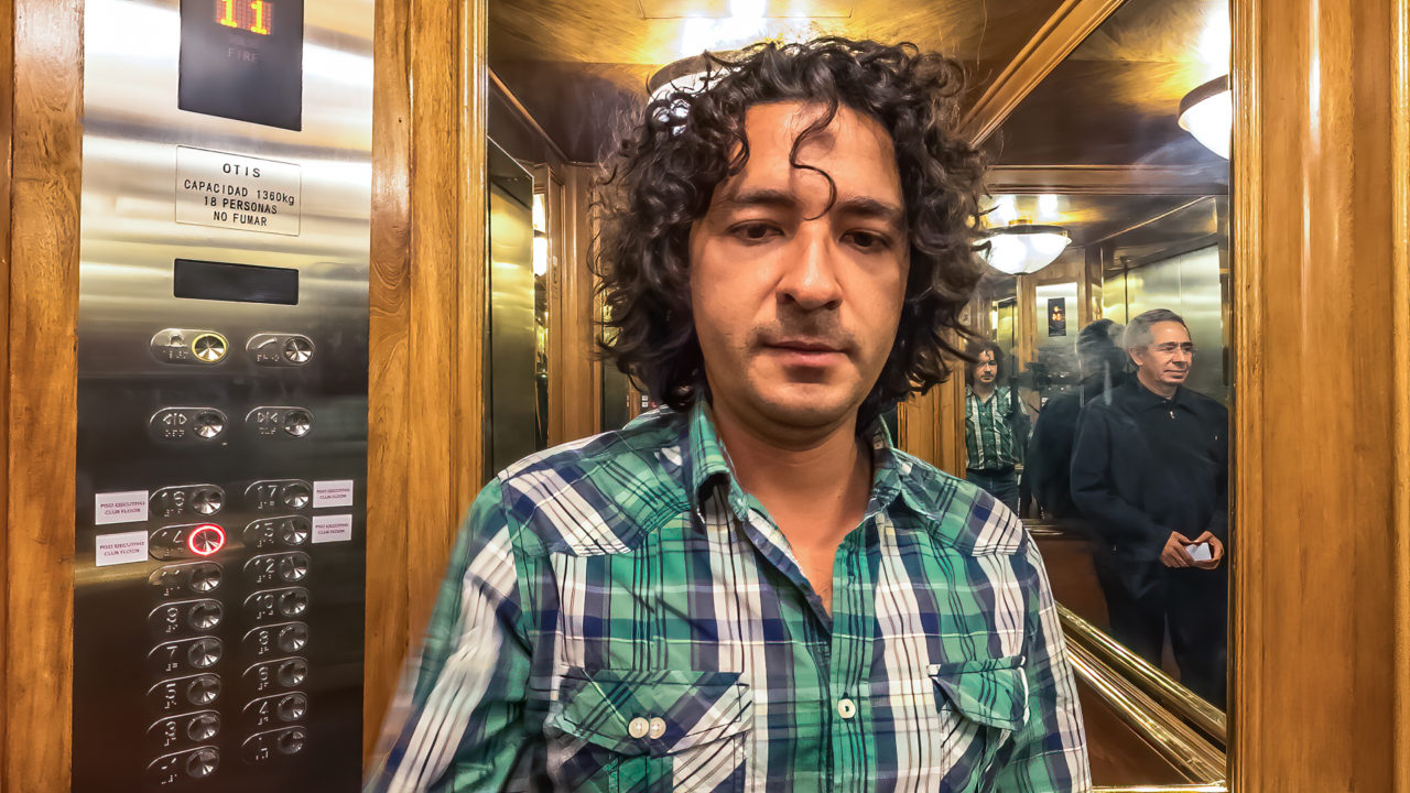 El fotógrafo Mario Carvajal en el elevador del Hotel Tequendama