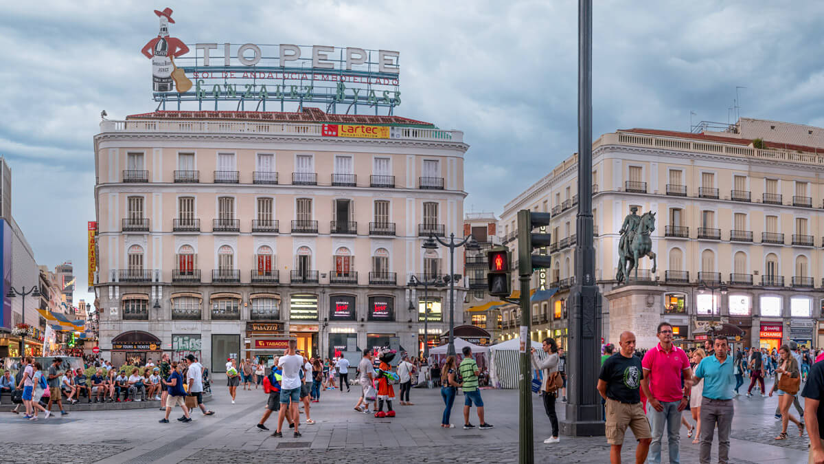 Puerta del Sol al centro de Madrid con muchas personas caminando