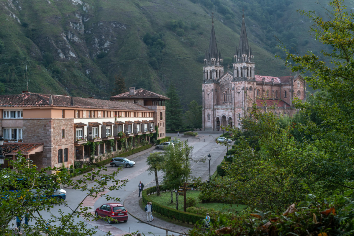 Calle principal del Santuario de Covadonga