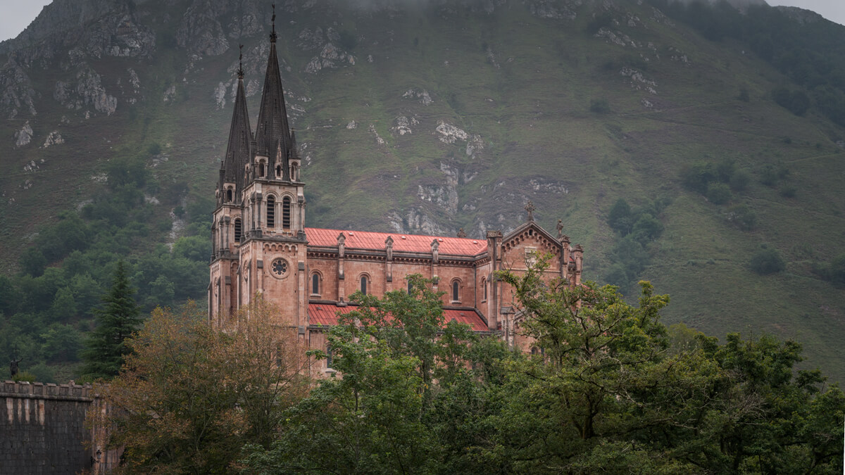 Imagen del Santuario de la Virgen de Covadonga desde la Cueva de la Virgen