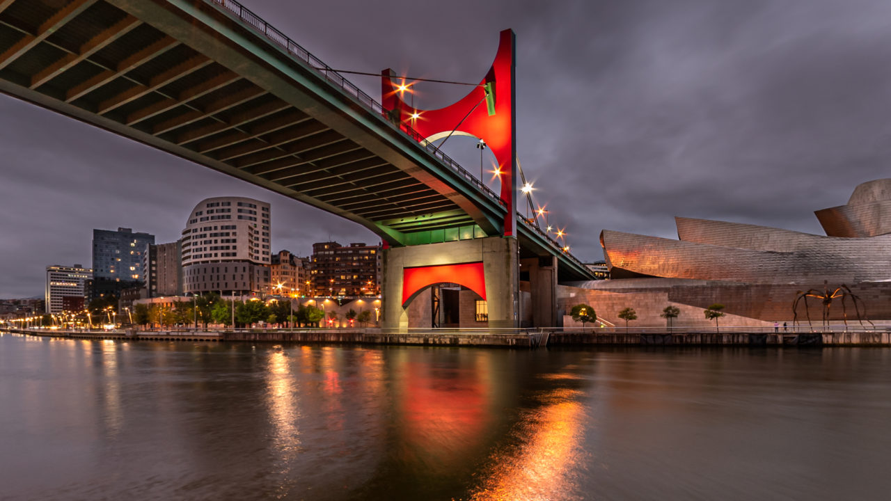 Puente de la Salve a un lado del Museo Guggenheim
